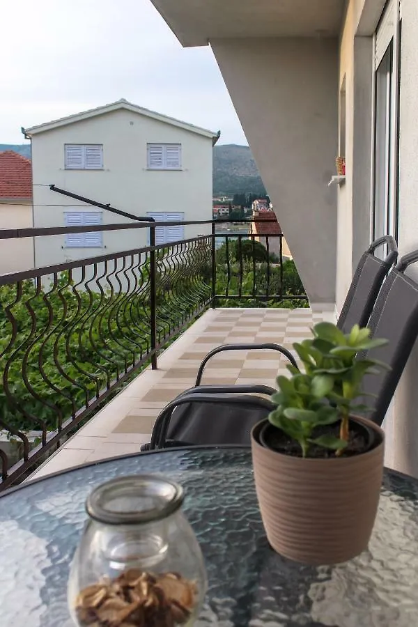 Apartman Karlo Antonio 트로기르 아파트